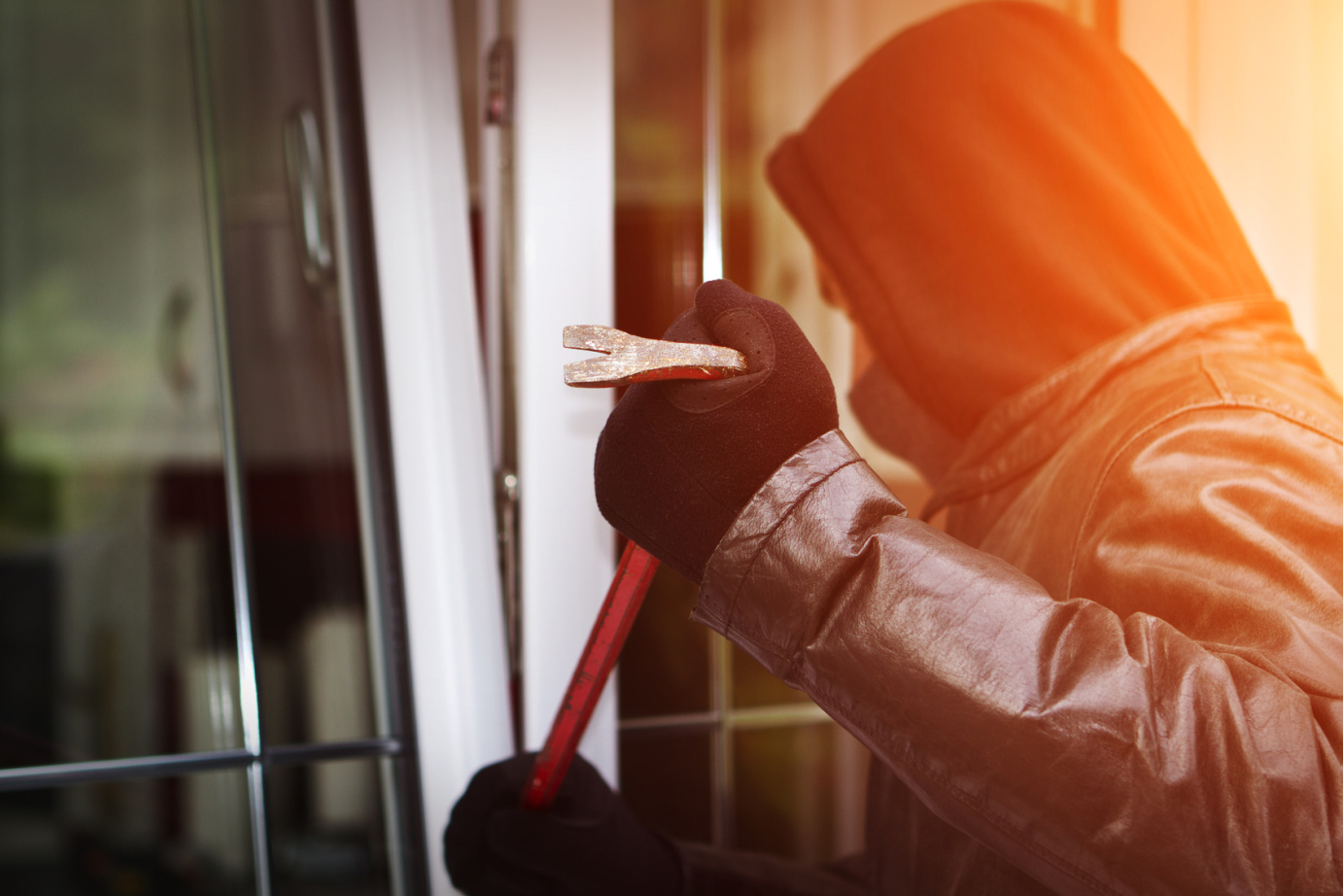 Einbrecher am Fenster | Wirtschaftsdetektei Reutlingen* | Privatdetektei Reutlingen*
